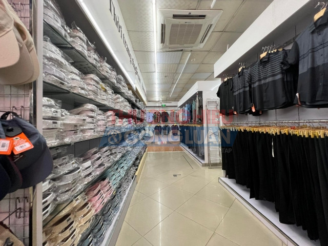 Tầng 4 của Siêu thị Thành Đô cơ sở Hồ Tùng Mậu bày bán thời trang nam với đa dạng mẫu mã, tuy nhiên vẫn xuất hiện tình trạng hàng hóa có xuất xứ từ nước ngoài nhưng không có tem nhãn phụ tiếng Việt