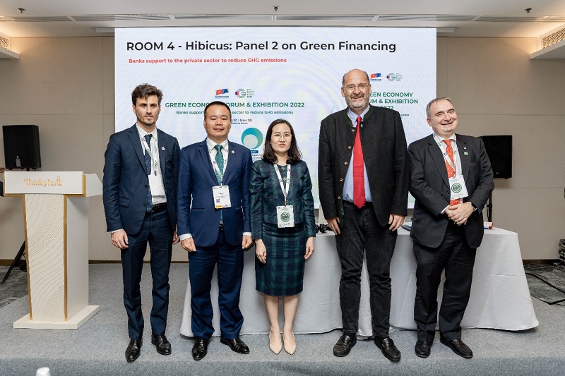 Ông Vương Thành Long - Giám đốc Ban Khách hàng Doanh nghiệp nước ngoài BIDV (thứ 2 từ trái sang) tham dự Phiên thảo luận Tài chính Xanh tại sự kiện GEFE 2022