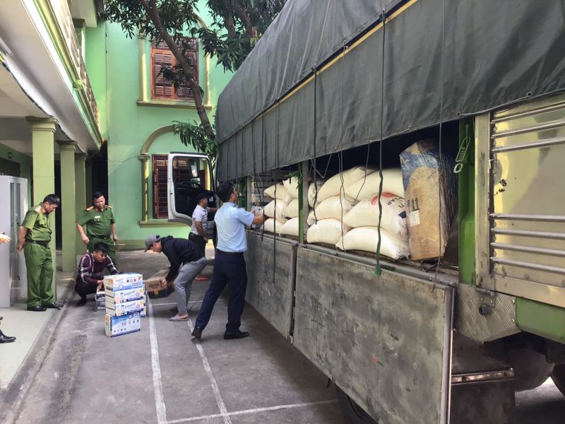 Lực lượng chức năng tỉnh Nghệ An đang kiểm tra hàng hóa và phương tiện vi phạm