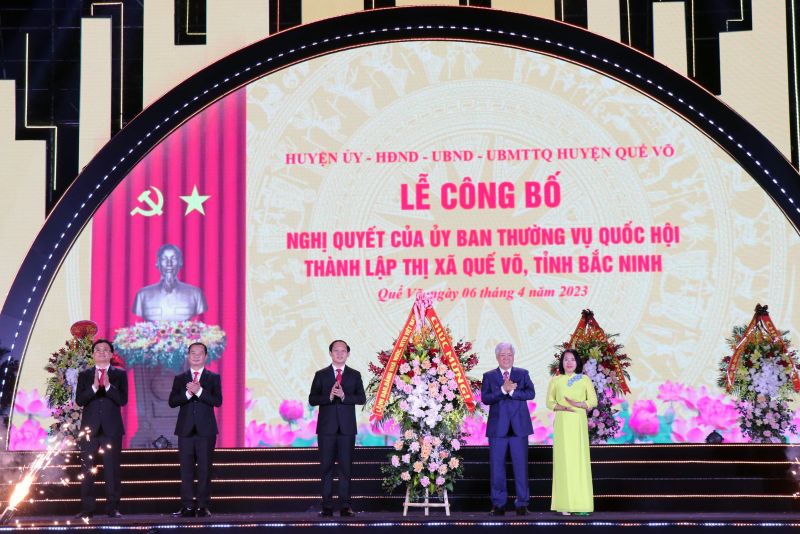 Chủ tịch Trung ương Mặt trận Tổ quốc Việt Nam Đỗ Văn Chiến tặng hoa chúc mừng Đảng bộ, chính quyền và nhân dân thị xã Quế Võ
