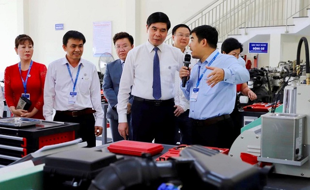 Ông Lâm Hải Giang (hàng trước, thứ 2 từ phải qua) tham quan Trung tâm thực hành ô tô - Trường Đại học Quy Nhơn.