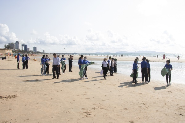 Hình ảnh bãi biển Vũng Tàu sạch đẹp nhờ hành động thiết thực góp phần nâng cao ý thức giữ gìn vệ sinh môi trường của người dân và du khách.