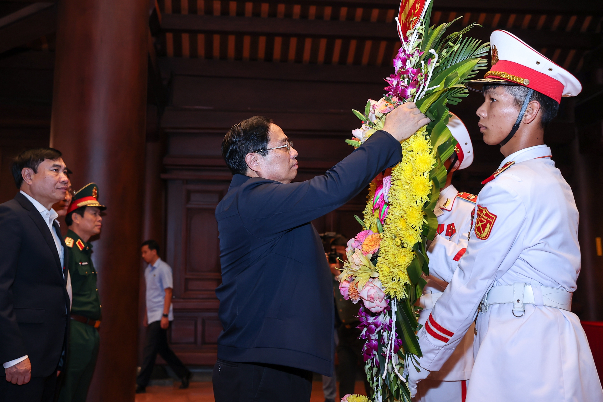 Trước cuộc làm việc, Thủ tướng Phạm Minh Chính đã dâng hương, dâng hoa tại Đền thờ Liệt sĩ tại chiến trường Điện Biên Phủ, viếng các Anh hùng, liệt sĩ tại nghĩa trang A1 và tham quan Bảo tàng Chiến thắng Điện Biên Phủ - Ảnh: VGP/Nhật Bắc