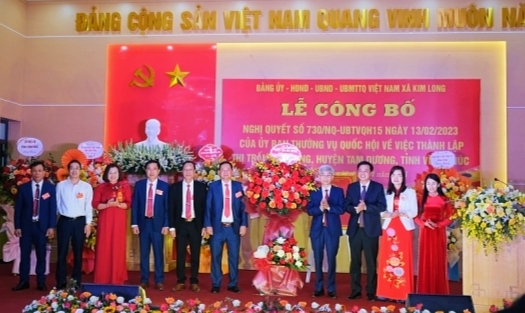 Lãnh đạo huyện Tam Dương tặng hoa chúc mừng thị trấn Kim Long Lãnh đạo huyện Tam Dương tặng hoa chúc mừng thị trấn Kim Long