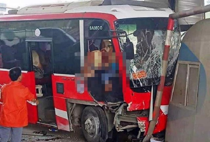 Hiện trường vụ tai nạn xe khách đâm thẳng vào trạm thu phí bỏ hoang Bỉm Sơn