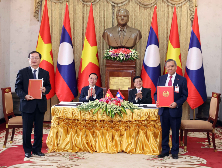 Chủ tịch nước Võ Văn Thưởng và Tổng bí thư, Chủ tịch nước Lào Thongloun Sisoulith chứng kiến lễ ký văn kiện hợp tác giữa hai nước sau hội đàm - Ảnh: TTXVN