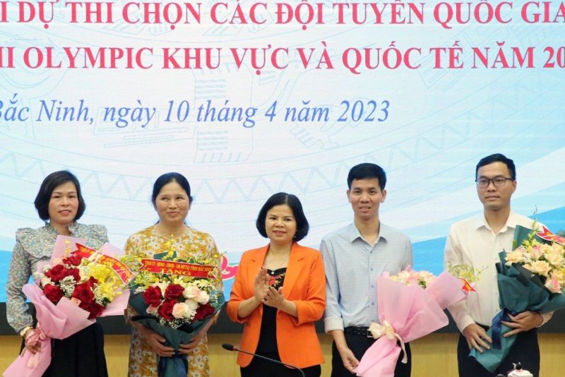 Chủ tịch UBND tỉnh Bắc Ninh Nguyễn Hương Giang ( thứ 3 từ phải qua) tặng hoa chúc mừng các thầy, cô giáo bồi dưỡng đội tuyển