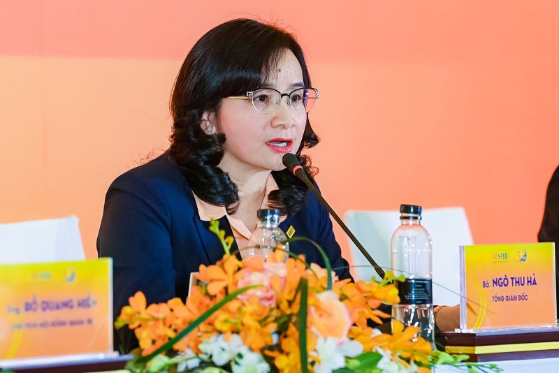 Bà Ngô Thu Hà - Tổng Giám đốc SHB trả lời các câu hỏi của cổ đông.