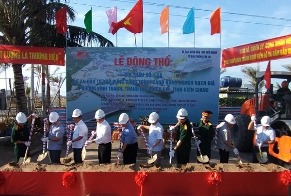 Các đại biểu tham dự lễ khởi công Dự án Xây dựng cảng hành khách Rạch Giá (Ảnh: Báo Giao thông)