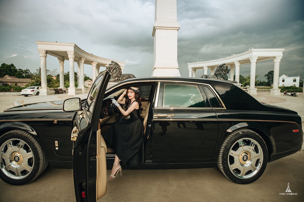 Chụp ảnh cùng xe siêu sang tại tháp Victory (Nguồn: Paris Wedding)