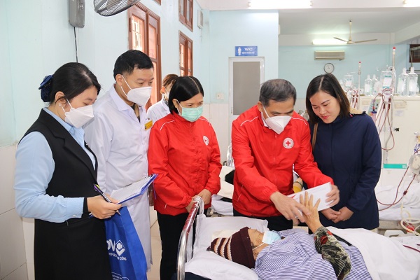 Hội Chữ thập đỏ thành phố thăm tặng quà người có hoàn cảnh khó khăn tại Bệnh viện Hữu nghị Việt Tiệp