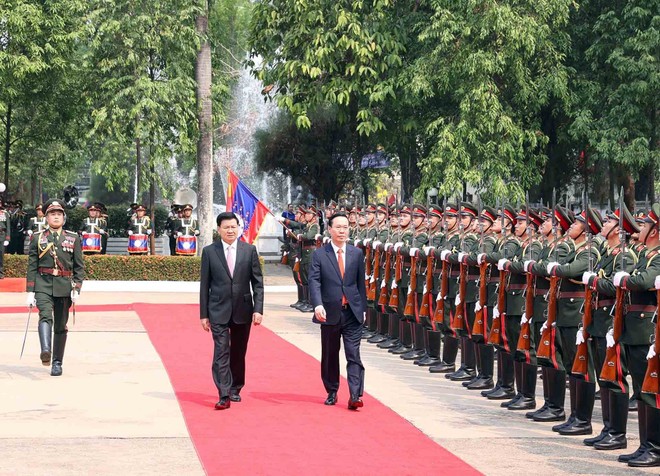Chủ tịch nước Võ Văn Thưởng và Tổng Bí thư, Chủ tịch nước Lào Thongloun Sisoulith duyệt đội danh dự