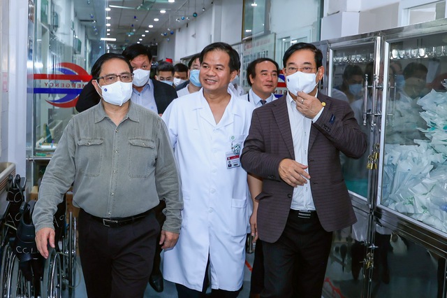 Thủ tướng kiểm tra tình hình đáp ứng vật tư y tế và thuốc men tại bệnh viện Bạch Mai - Ảnh: VGP/Nhật Bắc