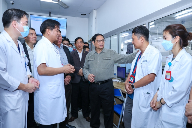 Thủ tướng lắng nghe ý kiến và động viên các y bác sĩ Trung tâm Cấp cứu A9- Bệnh viện Bạch Mai - Ảnh: VGP/Nhật Bắc