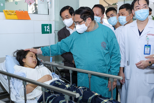 Thủ tướng thăm hỏi bệnh nhân đang điều trị tại bệnh viện Bạch Mai - Ảnh: VGP/Nhật Bắc
