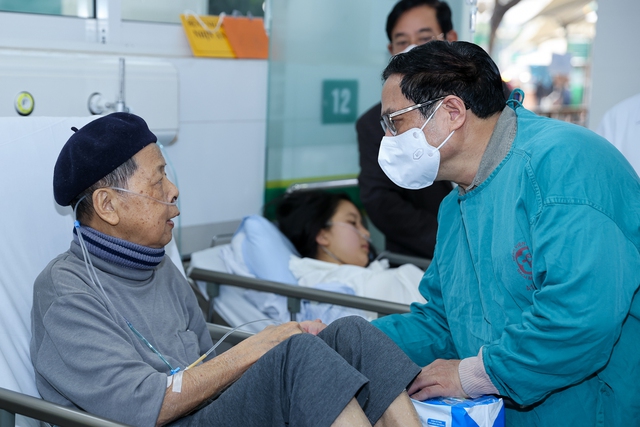 Thủ tướng thăm hỏi bệnh nhân đang điều trị tại bệnh viện Bạch Mai - Ảnh: VGP/Nhật Bắc