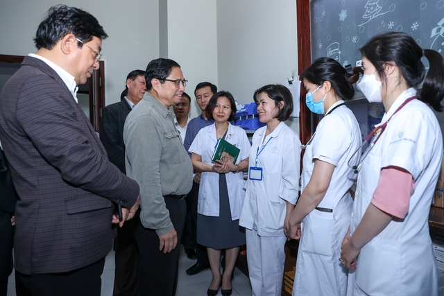Thủ tướng trao đổi với cán bộ khoa Dược về tình hình đáp ứng vật tư y tế và thuốc men tại bệnh viện Nhi Trung ương - Ảnh: VGP/Nhật Bắc