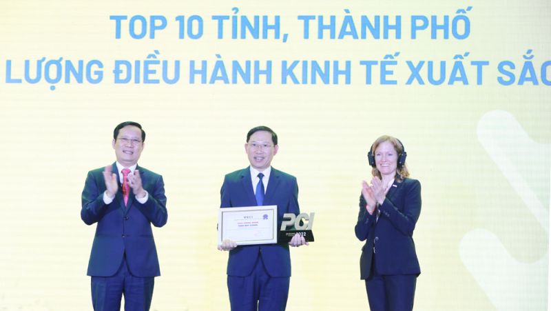 Chủ tịch UBND tỉnh Bắc Giang Lê Ánh Dương nhận kỷ niệm chương dành cho 10 tỉnh, TP xuất sắc nhất cả nước về thực hiện PCI năm 2022