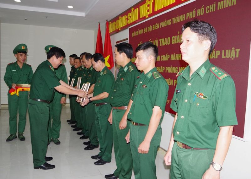 Đại tá Trần Thanh Đức, Chỉ huy trưởng Bộ đội Biên phòng TP. Hồ Chí Minh trao Giấy chứng nhận các đồng chí đạt giải trong cuộc thi