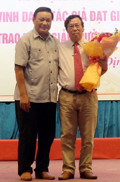 Nhà thơ, nhà viết kịch Văn Trọng Hùng (bên phải) nhận Giải thưởng Nhà nước về VH-NT.