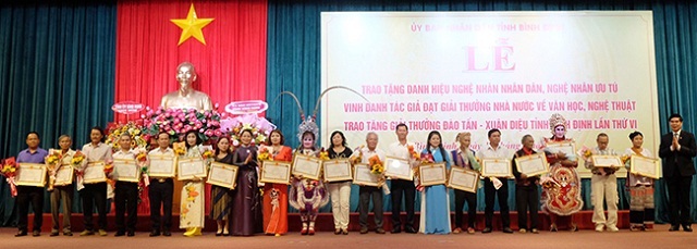 Lễ trao tặng danh hiệu NNƯT cho 19 nghệ nhân.