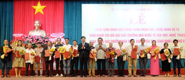 Các văn nghệ sĩ Bình Định nhận Giải thưởng Đào Tấn - Xuân Diệu tỉnh Bình Định lần thứ VI (2016 - 2020).