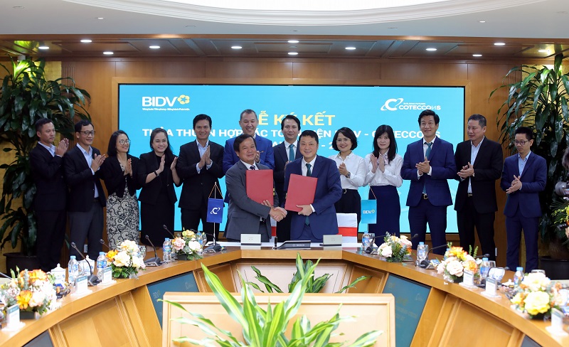 Ông Lê Ngọc Lâm (Tổng Giám đốc BIDV) và ông Võ Hoàng Lâm (Tổng Giám đốc Coteccons) đại diện Lãnh đạo hai đơn vị ký kết thỏa thuận hợp tác toàn diện giai đoạn 2023-2027