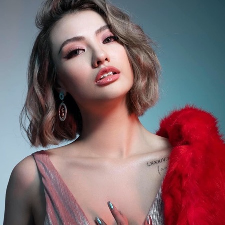 Si&ecirc;u mẫu Trịnh Hồng Quế