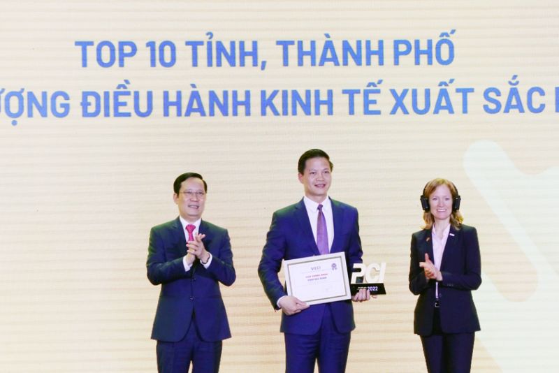 Phó Chủ tịch Thường trực UBND tỉnh Vương Quốc Tuấn nhận Giấy chứng nhận tỉnh có chất lượng điều hành kinh tế xuất sắc năm 2022