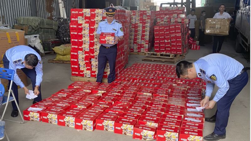 Lực lượng Quản lý thị trường Hà Nội kiểm tra và phát hiện 1.300 thùng bánh không rõ nguồn gốc xuất xứ