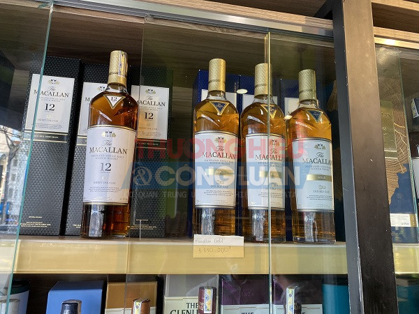 Những sản phẩm rượu nhập khẩu không có tem nhãn phụ tiếng Việt, mập mờ nguồn gốc xuất xứ được bày bán tại hệ thống cửa hàng rượu WineMart. Ảnh: Nguyễn Trung.