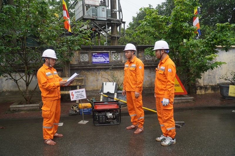 Nhóm công tác Xí nghiệp dịch vụ Điện lực Quảng Ninh phối hợp tham gia diễn tập sự cố cùng PC Quảng Ninh