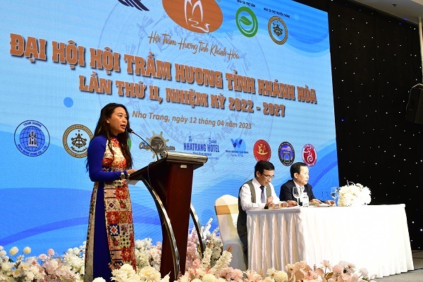 Bà Dỗ Nguyễn Thùy Trang thay mặt BCH Hội Trầm Hương Khánh Hòa báo cáo phương hướng hoạt động nhiệm kỳ tới