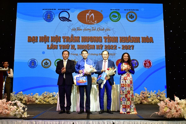 Lãnh đạo hội tặng hoa Lãnh đạo UBND tỉnh và Liên hiệp các hội KHKT tỉnh
