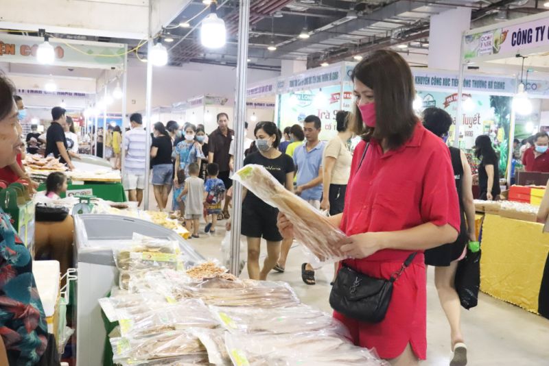 Người dân, du khách mua sắm tại Hội chợ OCOP khu vực phía Bắc - Quảng Ninh 2022, tháng 9/2022.