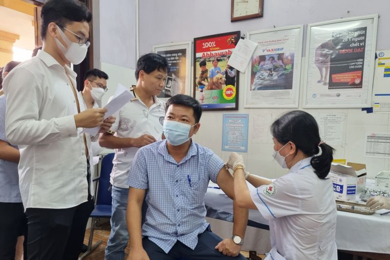 Người dân tiêm vắc xin phòng Covid-19 tại Trung tâm Y tế thành phố Bắc Ninh