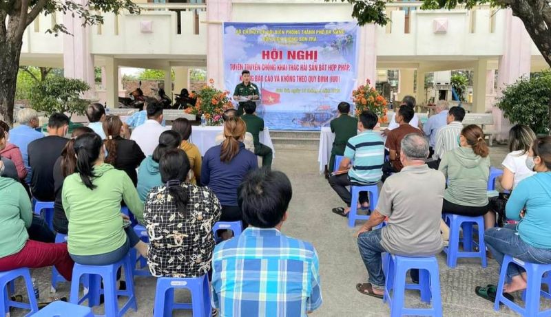 Đồn Biên phòng Sơn Trà, TP. Đà Nẵng, tổ chức tuyên truyền chống khai thác hải sản bất hợp pháp, không báo cáo và không theo quy định (IUU) Cho các chủ phương tiện.