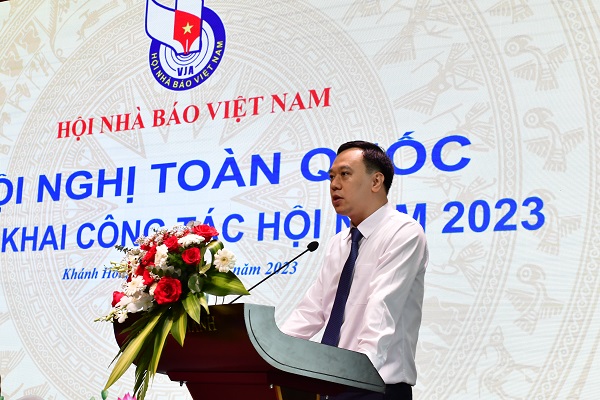 Đại biểu đọc báo cáo tham luận