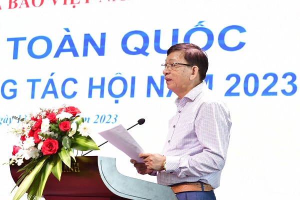 Đại biểu đọc báo cáo tham luận