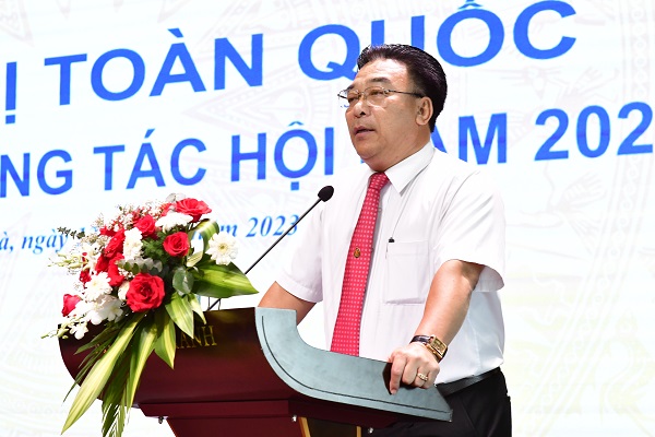 Ông Đoàn Minh Long, Chủ tịch Hội Nhà báo Khánh Hòa phát biểu tham luận