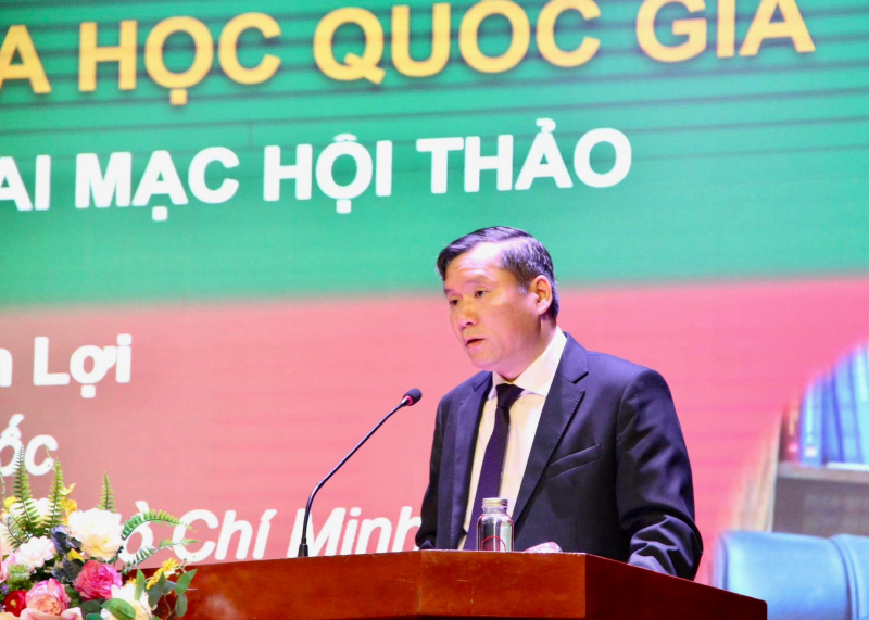 GS.TS Lê Văn Lợi, Phó Giám đốc Học viện Chính trị quốc gia Hồ Chí Minh phát biểu tại hội thảo.