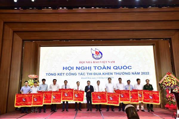 Hội Nhà báo Việt Nam trao cờ thi đua cho các tập thể đạt thành tích xuất sắc