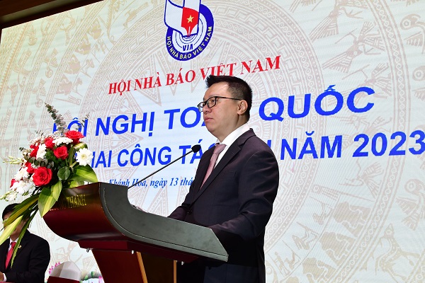 Ông Lê Quốc Minh, Ủy viên BCHTƯ Đảng, Tổng biên tập Báo Nhân dân, Phó Trưởng Ban Tuyên giáo Trung ương, Chủ tịch Hội Nhà báo Việt Nam phát biểu khai mạc hội nghị