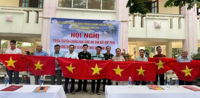 Tặng cờ Tổ Quốc nhằm mục đích động viên tinh thần cho bà con ngư dân vươn khơi bán biển, tích cực tham gia bảo vệ chủ quyền Biển - Đảo của Tổ quốc thân yêu