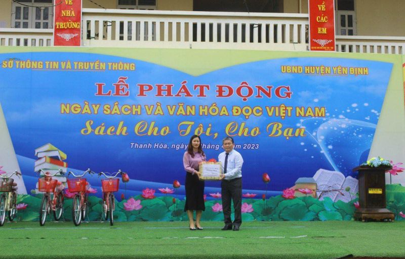 Ông Hoàng Văn Tú, Giám đốc Nhà xuất bản Thanh Hoá thay mặt đơn vị trao tặng sách cho Trường THCS Định Thành
