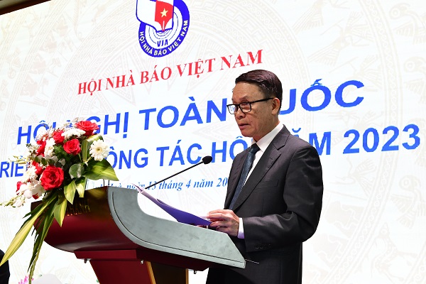 Ông Nguyễn Đức Lợi, Phó Chủ tịch Thường trực Hội Nhà báo Việt Nam đọc Báo cáo tổng kết công tác Hội năm 2022 và triển khai nhiệm vụ 2023