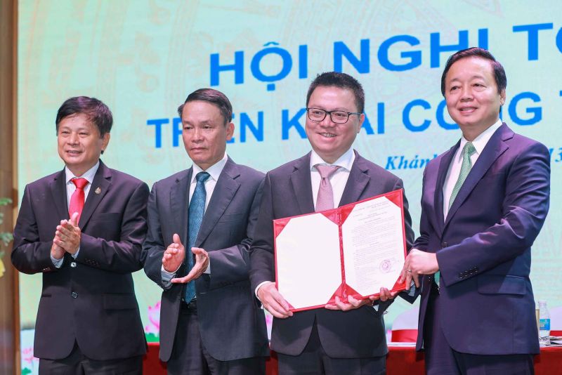Phó Thủ tướng Trần Hồng Hà trao Quyết định ban hành Điều lệ Hội Nhà báo Việt Nam cho lãnh đạo Hội Nhà báo Việt Nam