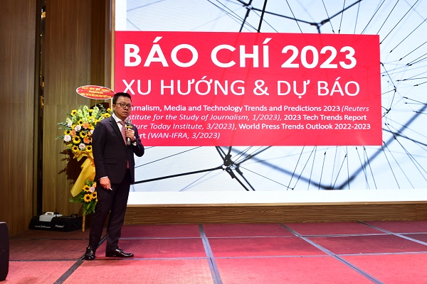 Ông Lê Quốc Minh, Chủ tịch Hội Nhà báo Việt Nam báo cáo về tình hình báo chí năm 2023, xu hướng và dự báo