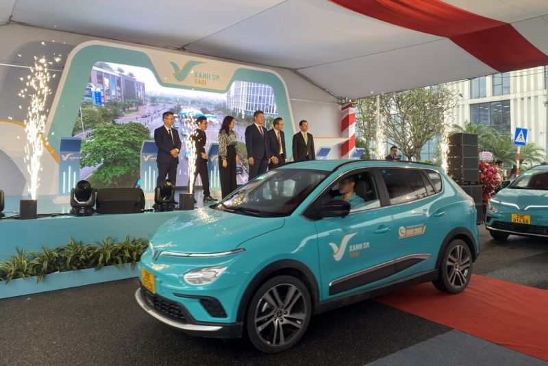 Xanh SM là hãng taxi thuần điện đầu tiên tại Việt Nam, trước đó đã có Lado Taxi sử dụng xe điện VinFast nhưng chỉ chiếm khoảng 20% đầu xe của hãng này