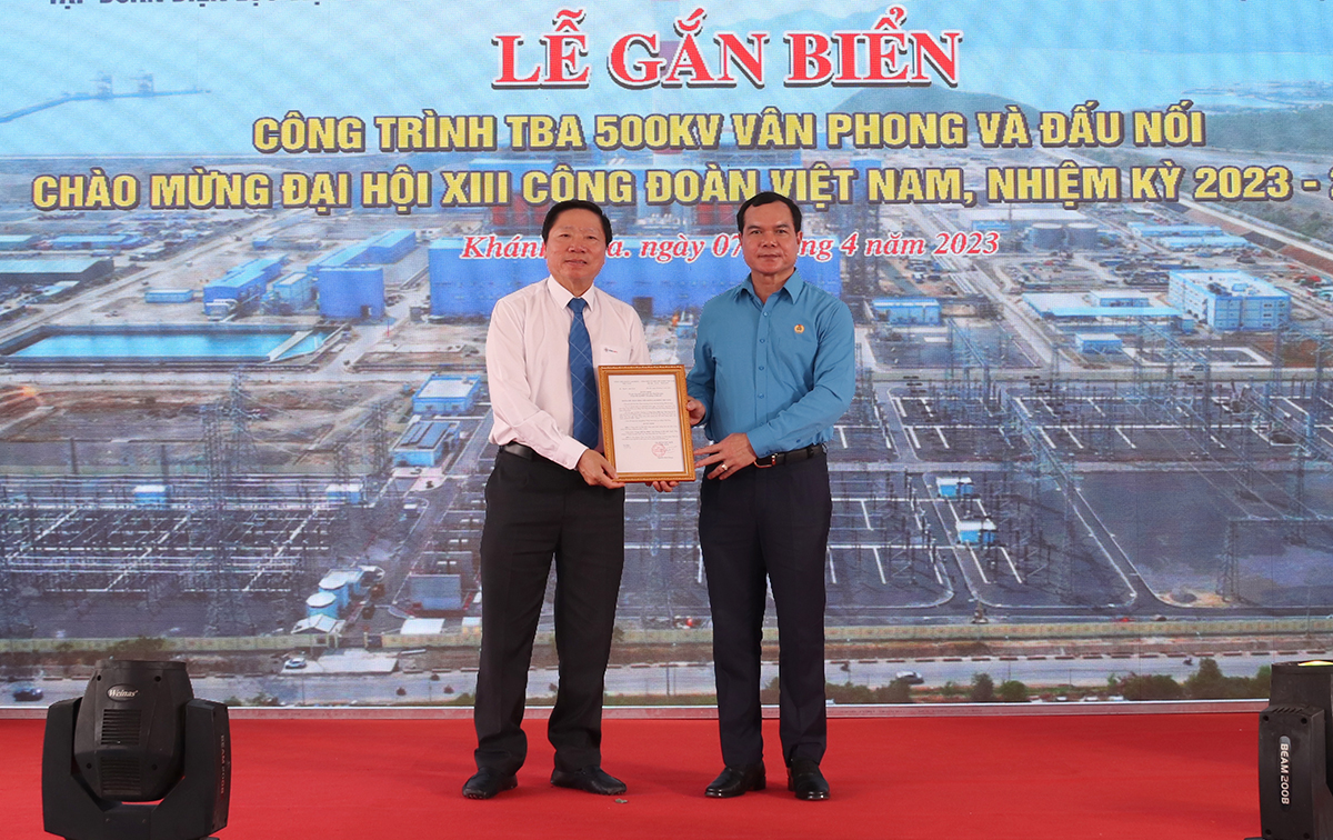 Ông Nguyễn Đình Khang – Chủ tịch Tổng Liên đoàn lao động Việt Nam trao Quyết định gắn biển công trình chào mừng Đại hội Công đoàn lần thứ XIII